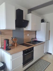 kuchnia z białymi szafkami i zlewem w obiekcie Appartement Cap d'Agde Plage du Mole w Cap d'Agde +8 zdjęć