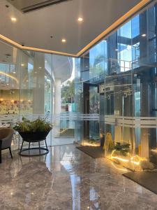 eine Lobby eines Gebäudes mit einer großen Glaswand in der Unterkunft Winrich Hotel in Lapu Lapu City