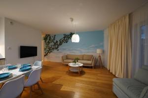 ミエルノにあるApartament przy plaży 3のソファとテーブルのあるリビングルーム
