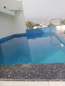 une piscine à l'hôtel Villa Margarita ou à proximité dans l'établissement Amigo Rooms, à Rishikesh
