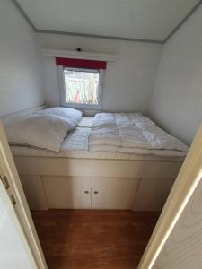 Postel nebo postele na pokoji v ubytování Chalet in Lauwersoog