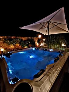 Bazén v ubytovaní Villa Deluxe con Idromassaggio alebo v jeho blízkosti
