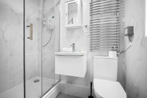 A bathroom at Luxury 3 Bedroom Apartment - Terrace - WiFi - Smart TV 1MR