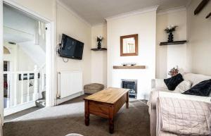 Телевизия и/или развлекателен център в Charming 2-Bed House in Dawlish town centre