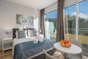 Un dormitorio con una cama y una mesa con fruta. en Art Deco Apartments, Funchal en Funchal