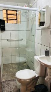 ein Bad mit einem WC und einem Waschbecken in der Unterkunft Casa Mandacaru Espaço completo in Campina Grande