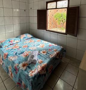 ein Schlafzimmer mit einem Bett mit einer Decke mit einem Elefanten drauf in der Unterkunft Casa Mandacaru Espaço completo in Campina Grande