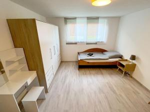 - une petite chambre avec un lit et une fenêtre dans l'établissement Nice Apartment in Düren, à Düren