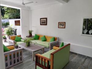 貝魯沃勒的住宿－Seetharama Garden of Life，带沙发和桌子的客厅