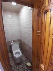 Cette petite chambre comprend une salle de bains pourvue de toilettes. dans l'établissement Dilshoda hi-tech, à Samarcande