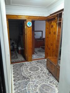 un couloir avec une chambre avec une porte et un tapis dans l'établissement Dilshoda hi-tech, à Samarcande