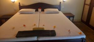 Una cama grande con cuatro estrellas pequeñas. en Seetharama Garden of Life en Beruwala