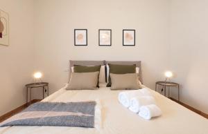 1 dormitorio con 1 cama con 2 toallas en Tuscany Best Point [Stazione], en Montale