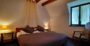 Ένα ή περισσότερα κρεβάτια σε δωμάτιο στο Domaine de Mezeyrac - Laguiole