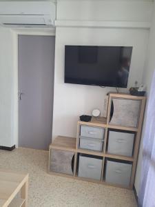 Televízia a/alebo spoločenská miestnosť v ubytovaní Appartement Cap d'Agde Plage du Mole