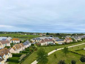 クルル・シュル・メールにあるAncre - Vue sur Mer - Port Courseulles-sur-Merの郊外の住宅街の空中景