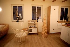 a living room with a hammock in a room at Die Scheune in Merkendorf