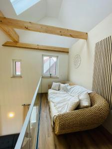 een slaapkamer met een bed in de hoek van een kamer bij Die Scheune in Merkendorf