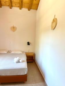 Giường trong phòng chung tại Panos Villas