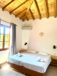 1 dormitorio con cama y ventana en Panos Villas en Koukounaries