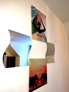 Eine Wand mit einem Bild eines Mannes auf einem Surfbrett. in der Unterkunft Crescent Loft Apartment - 1 Bedroom in Goodmayes