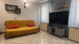 - un salon avec un lit et une télévision à écran plat dans l'établissement Casa di Giovanni - Italien, à Muggia