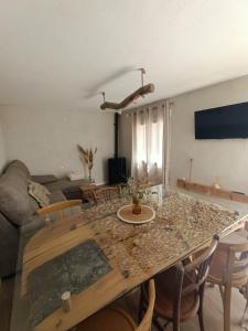 Fresneda de la Sierra的住宿－Alojamiento Rural El Cerro，客厅配有桌子和沙发
