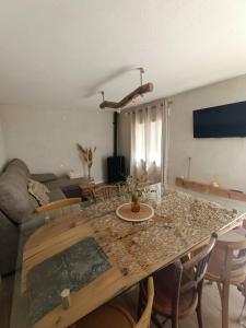 a living room with a table and a couch at Alojamiento Rural El Cerro in Fresneda de la Sierra