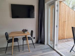 TV a/nebo společenská místnost v ubytování Strandhuisje Freek, 900 m van zee en strand