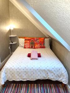 Bett in einem kleinen Zimmer mit einem Bett sidx sidx sidx sidx in der Unterkunft Crescent Loft Apartment - 1 Bedroom in Goodmayes