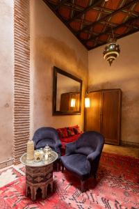 a living room with two chairs and a couch at La Villa Nomade in Marrakesh