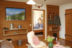 una camera con letto e specchio di Ferienwohnung Lechner a Bernau am Chiemsee