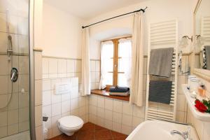 un bagno bianco con un water e un lavandino di Ferienwohnung Lechner a Bernau am Chiemsee Altre 21 foto