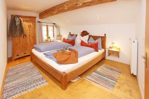 una camera da letto con un grande letto con una borsa sopra di Ferienwohnung Lechner a Bernau am Chiemsee