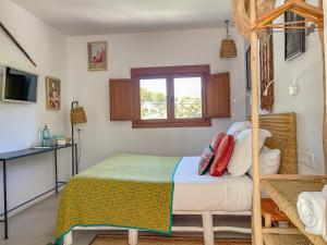 1 dormitorio con litera y ventana en Hostal Mar y Sal, en Sant Josep de sa Talaia