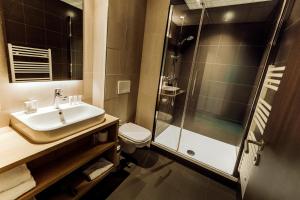 een badkamer met een wastafel en een douche bij Hôtel Five Nations in Durbuy