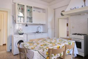 cocina blanca con mesa y fregadero en Lustraferi Apartment, en Venecia