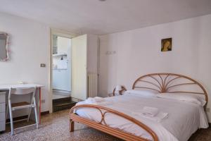 1 dormitorio con cama, escritorio y lavamanos en Lustraferi Apartment, en Venecia