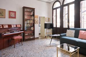 sala de estar con sofá y piano en Lustraferi Apartment, en Venecia