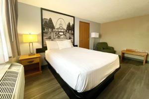 Llit o llits en una habitació de Super 8 by Wyndham St. Clair MO