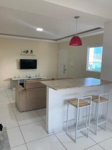 a kitchen with a large island in a room at Apto Aconchegante - 600m da Pç Mestre Dominguinhos in Garanhuns