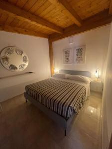 sypialnia z łóżkiem w pokoju z drewnianym sufitem w obiekcie -DIMARTINO HOME- Posizione centrale 9 min da Marzamemi San Lorenzo Portopalo di Capo Passero w mieście Pachino