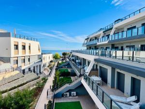 un edificio de apartamentos con balcones y vistas al océano en Super con gran terraza y vistas, en Gran Alacant