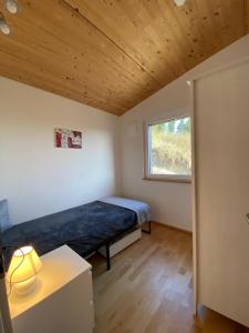 a small bedroom with a bed and a window at Ruhige Ferienwohnung im Hegau in Volkertshausen