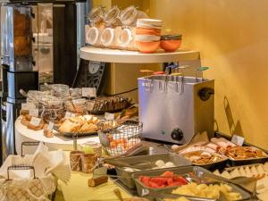 un buffet con diferentes tipos de comida en una mesa en ibis styles Dax Centre, en Dax