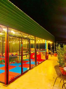 uma área de lazer ao ar livre com um parque infantil com luzes em Gabala Boutique Hotel em Gabala