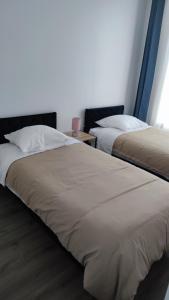dos camas sentadas una al lado de la otra en una habitación en Appartement F3, proche paris en Épinay-sur-Seine