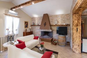Una sala de estar con un sofá blanco y una chimenea. en Villetta tra Mari e Monti by BarbarHouse, en San Giovanni Rotondo