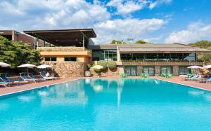 Bazén v ubytování Ecovillage with swimming-pool surrounded by greenery, apartments with air conditioning and outdoor private area nebo v jeho okolí