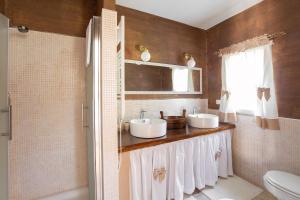 Un baño con dos lavabos y un inodoro. en Villetta tra Mari e Monti by BarbarHouse, en San Giovanni Rotondo 32 fotos más